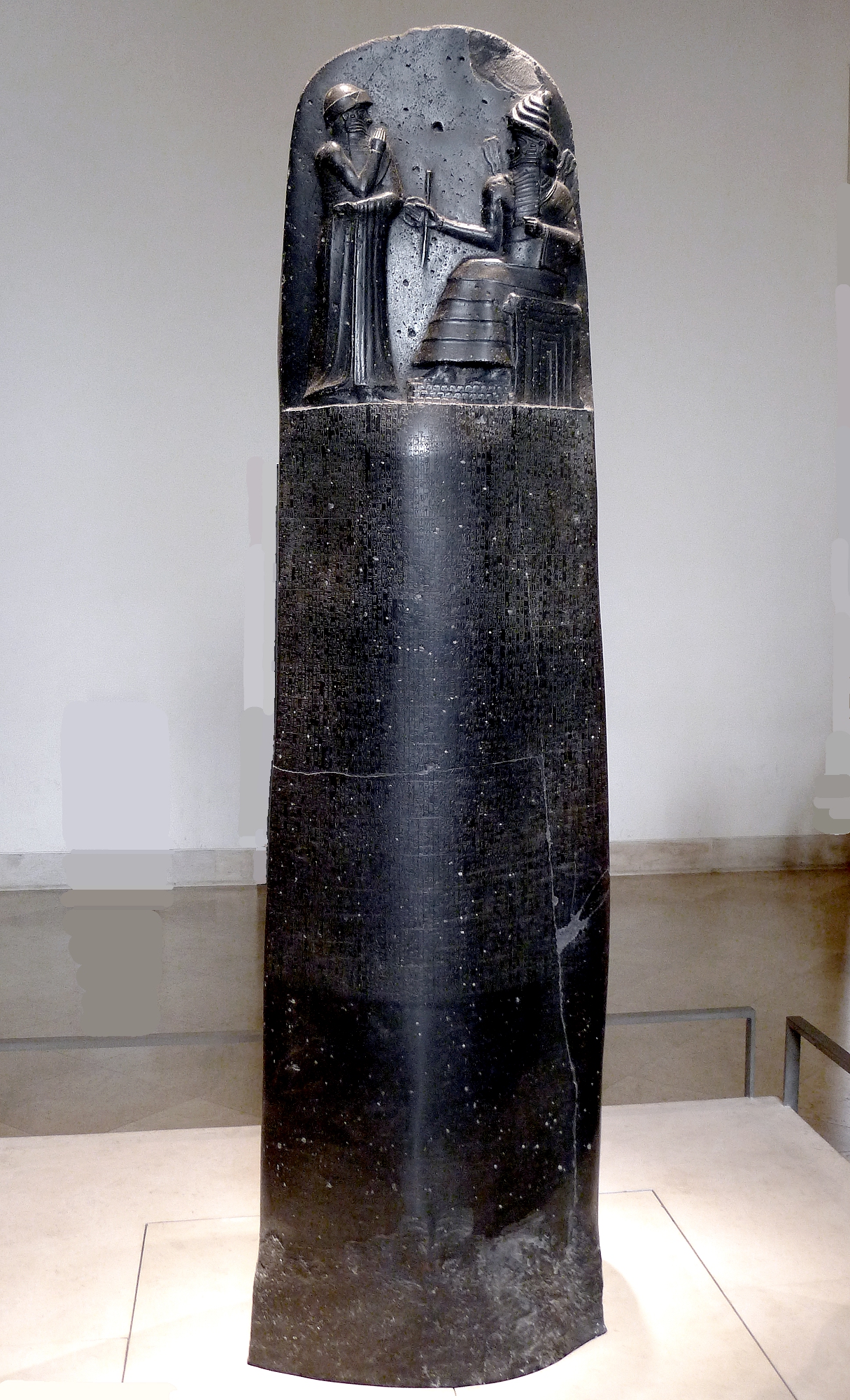 上图：汉谟拉比法典（Code of Hammurabi），是古巴比伦国王汉谟拉比（Hammurabi）约于主前1754年颁布的一部法律，是现存最早的一部比较系统的法典，用阿卡德楔形文字刻在一根黑色的玄武岩圆柱上，上端有汉谟拉比从太阳神沙玛什（Shamash）手中接过权杖的浮雕，现存于卢浮宫。法典收录了282条条文，范畴包括诉讼手续、损害赔偿、租佃关系、债权债务、财产继承、处罚奴隶等。 汉谟拉比法典记录关于妻子不能生育的条文如下： 145.如果妻子不能生孩子，丈夫可以主动娶第二个妻子，但第二个妻子不允许与第一个妻子平等。 146.如果妻子不能生孩子，她把自己的婢女给丈夫作妻子并生了孩子，婢女就和第一个妻子平等，男主人不可卖她，但可以继续保留她作婢女。 147.如果婢女没能生育孩子，则她的女主人可以卖掉她。