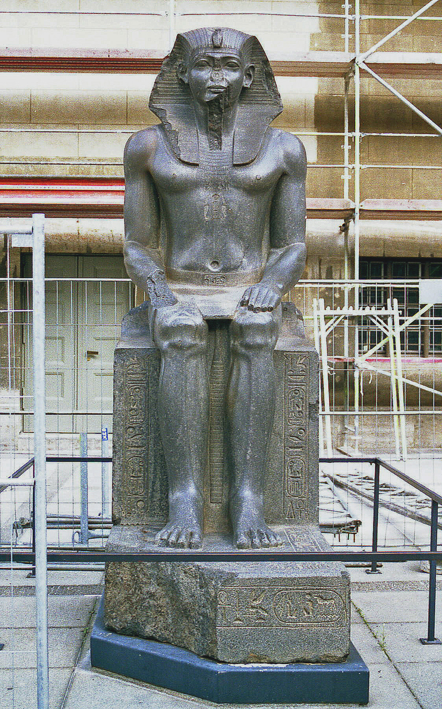 上图：古埃及第十二王朝法老阿蒙涅姆赫特二世（Amenemhat II）坐像，现藏于柏林Pergamon博物馆。主前1899年，约瑟被卖到埃及，埃及正处于第十二王朝期间（主前1991-1802年），阿蒙涅姆赫特二世于主前1929-1895年在位当政。