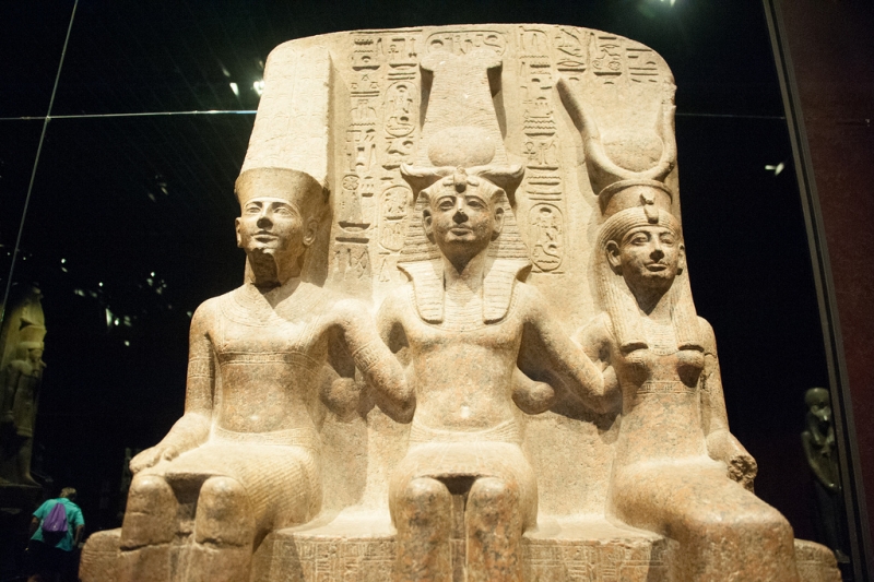 上图： 古埃及第十九王朝法老拉美西斯二世（Ramesses II，主前1279–1213年） 与阿蒙神（Amun）、姆特神（Mut）手挽手的雕像，现藏于意大利都灵埃及博物馆（Egyptian Museum of Turin）。古埃及法老自认为是太阳神在地上的代表和化身，死后会变成神。从古埃及中王国时期（Middle Kingdom Period，主前2055-1650年）到新王国时期（New Kingdom Period，主前1550-1077年），法老常常用「手」来比喻他们的军事力量，而第十八王朝的法老常常用「大能的手」作为自己的称号，例如： 图特摩斯二世（Thutmose II，主前1493-1479年在位） 自称「Great of Power, Mighty of Arm」，图特摩斯三世（Thutmose III，主前1479-1425年在位）自称 「Great of Arm」，阿蒙霍特普二世（Amenhotep II，主前1427-1401年在位）自称 「He is a god whose arm is great」、「Good god, strong of arm who achieves with his arms」，图特摩斯四世（Thutmose IV，主前1401-1391年在位）自称「The good god, brave and vigilant, a champion without equal who achieves with his arms」，图坦卡蒙（Tutankhamun，主前1332-1323年在位）自称「The good god, son of Amun, a champion without peer, possessor of a mighty arm who tramples hundreds of thousands」。直到第三中间期（主前1069年以后），这种自称才逐渐减少。