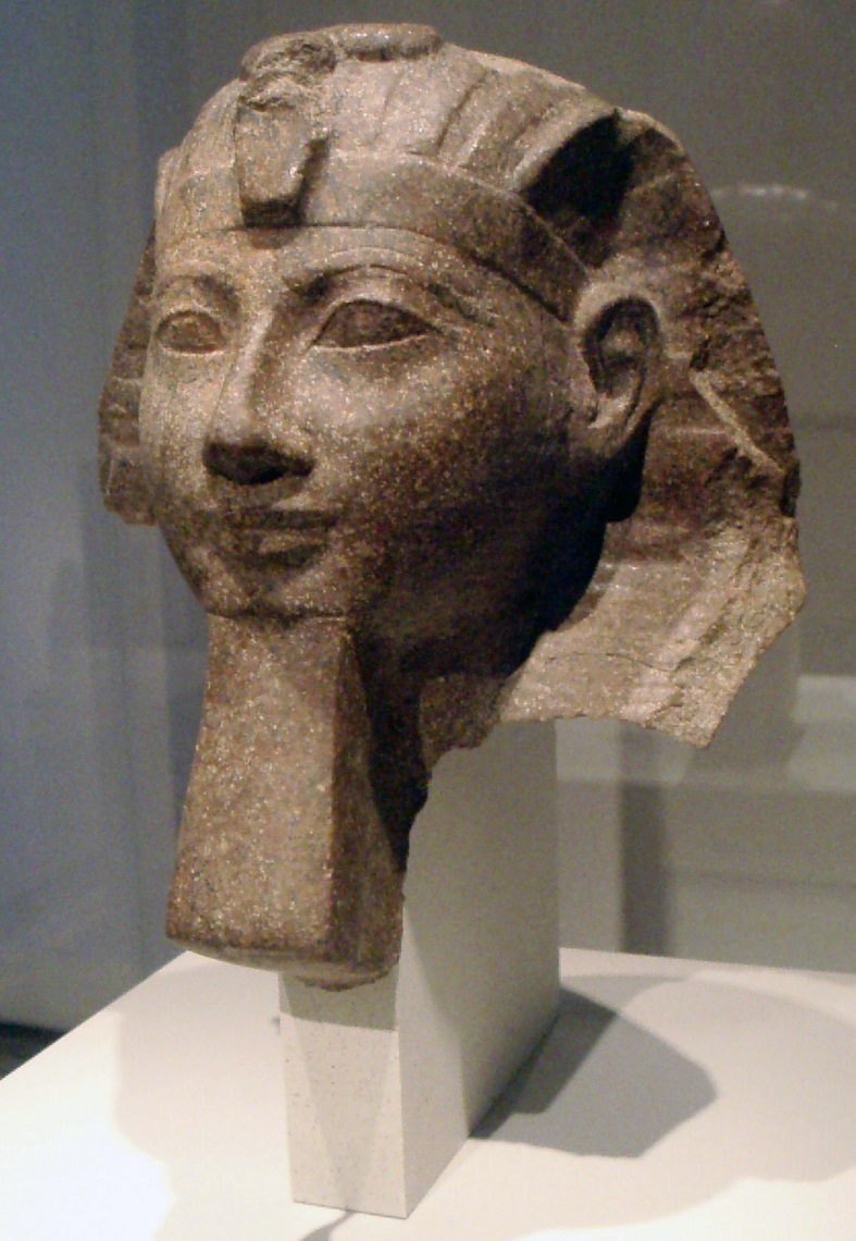 上图：戴着假胡子的古埃及第十八王朝女法老哈特谢普苏特（Hatshepsut，主前1479年—1458年在位）。她是法老图特摩斯一世（Thutmose I，主前1506-1493年在位）与王后唯一的嫡女，而她的同父异母哥哥图特摩斯二世（Thutmose II，主前1493-1479年在位）是侧妃所生，出身不够，因此与她结婚，使王位合法化。图特摩斯二世很可能就是要杀摩西的法老，而哈特谢普苏特是摩西在旷野牧羊40年时期的法老。 图特摩斯二世去世后，哈特谢普苏特自任女法老。她安排丈夫与侧妃生的儿子图特摩斯三世（主前1479-1425年在位）和自己的女儿结婚，继承王位。图特摩斯三世很可能就是主前1447年以色列人出埃及时的法老。 士师时代的第十八王朝法老阿蒙霍特普四世（Amenhotep IV，后改名阿肯那顿 Akhenaten，主前1353-1336年在位）曾与自己的表妹和两个女儿结婚。 古埃及王室为了保证王室血统的纯正，维持王位的合法性，近亲结婚是非常普遍的现象。但这在神的眼中都是埃及的「恶俗」。