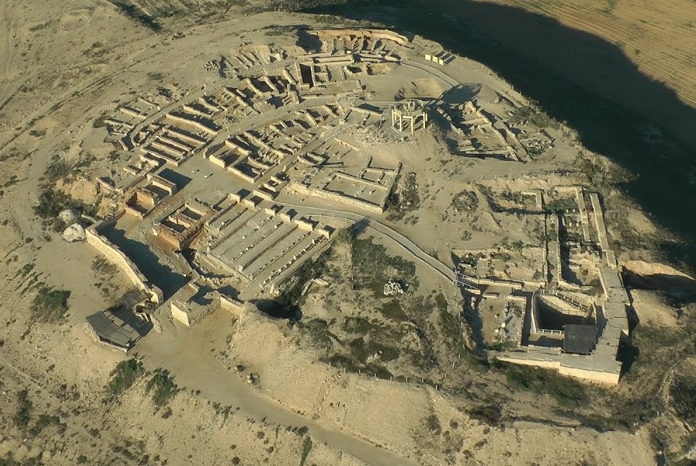 上图：别是巴城遗址（Tel Beer Sheva）全景。城墙里的区域并不大，其中主前11世纪的遗址只有20间房子、10间粮仓。城里的房屋主要是官邸、市场、粮仓、蓄水池等公共设施，只有少量民居。大部分居民平时都住在城外，需要做买卖或躲避战乱时才进城。