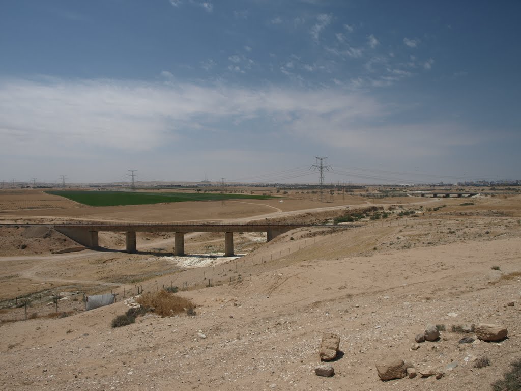 上图：从南地的别是巴遗址看干涸的别是巴河（Nahal Beersheba）。这是一条季节性的旱溪，夏天干涸，雨季有水。