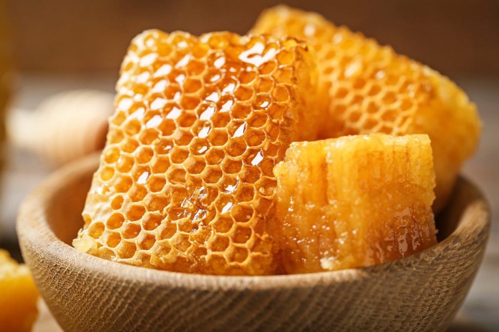 上图：蜂房（Honeycomb）里的巢蜜（Comb honey），是完好地保存在巢脾中的蜂蜜，水分含量少，品质比分离蜜高，可以直接食用。巢蜜由于有蜂蜡自然的保护屏障，保持了蜂蜜的风味和香味，可以保存得更久。在蜂蜜抽取机没有发明之前，几乎所有的蜂蜜都是巢蜜。